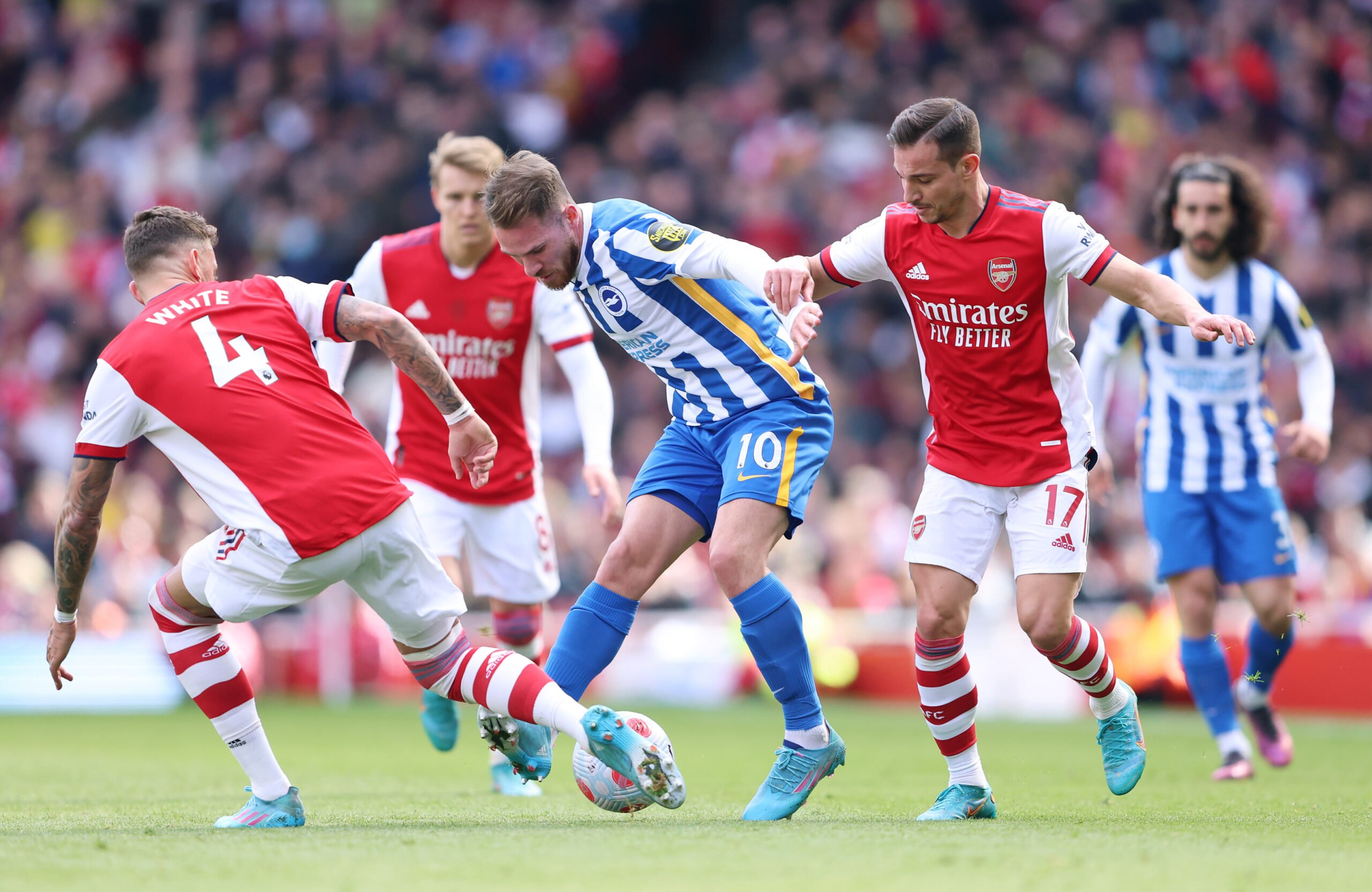 LA LUCHA POR LA PREMIER LEAGUE CONTINÚA: Arsenal se enfrenta al desafiante Brighton.