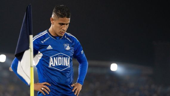 Preocupación en Millonarios: Daniel Cataño abandona el campo antes de tiempo por lesión ante Equidad.
