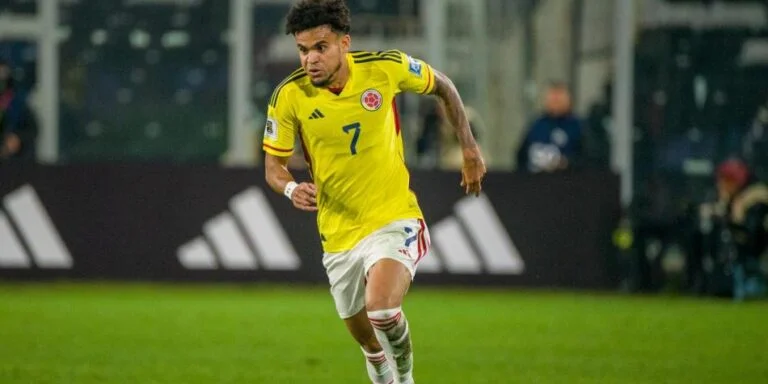 Revuelo en los Rankings: Luis Díaz Deslumbra siendo uno de los 100 mejores jugadores, según Four Four Two en 2023