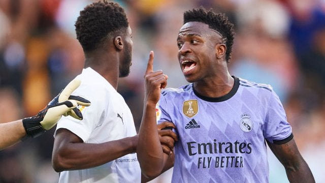 Indignación por los insultos racistas a Vinicius y la agresión a un periodista en el derbi
