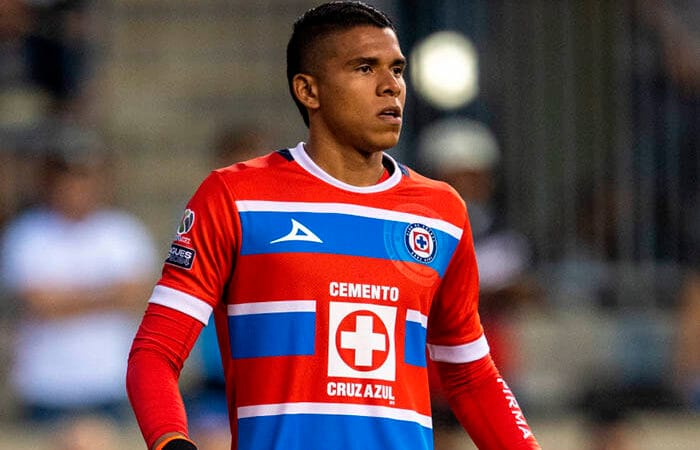 Kevin Mier no para de impresionar en Cruz Azul: se sacó de taquito a Cambindo y salió jugando