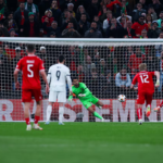 Hojlund marca y lo celebra como Cristiano