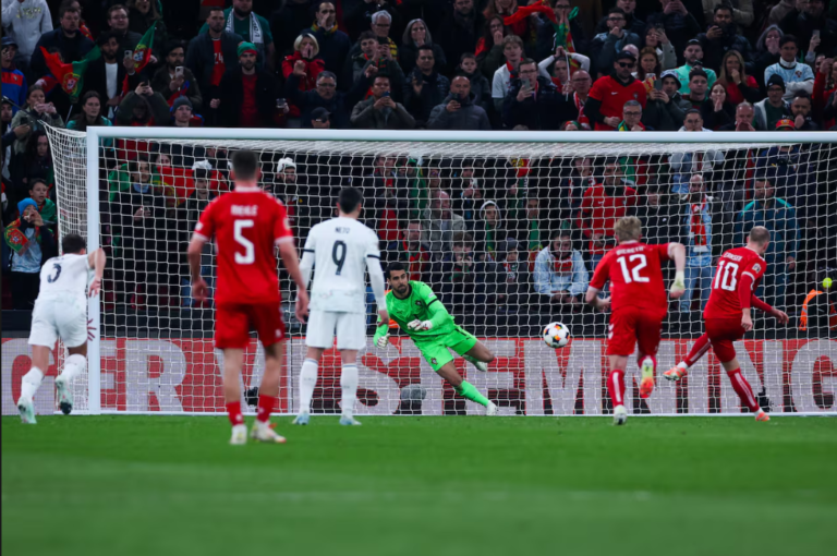 Hojlund se disfraza de Cristiano y liquida a Portugal