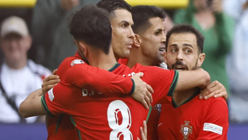 Portugal sufre, pero avanza a la Final Four con doblete de Trincão