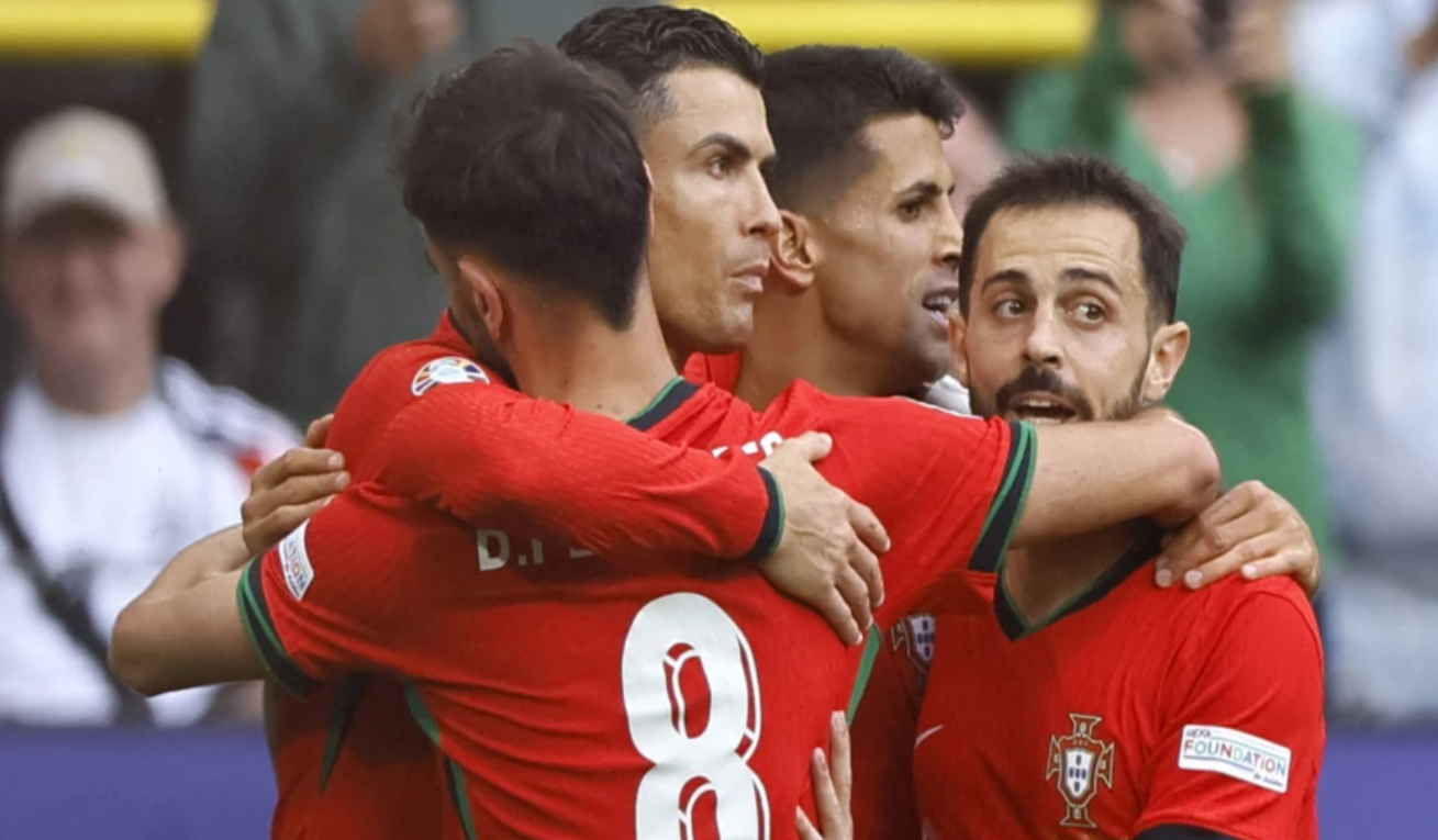 Portugal sufre, pero avanza a la Final Four con doblete de Trincão