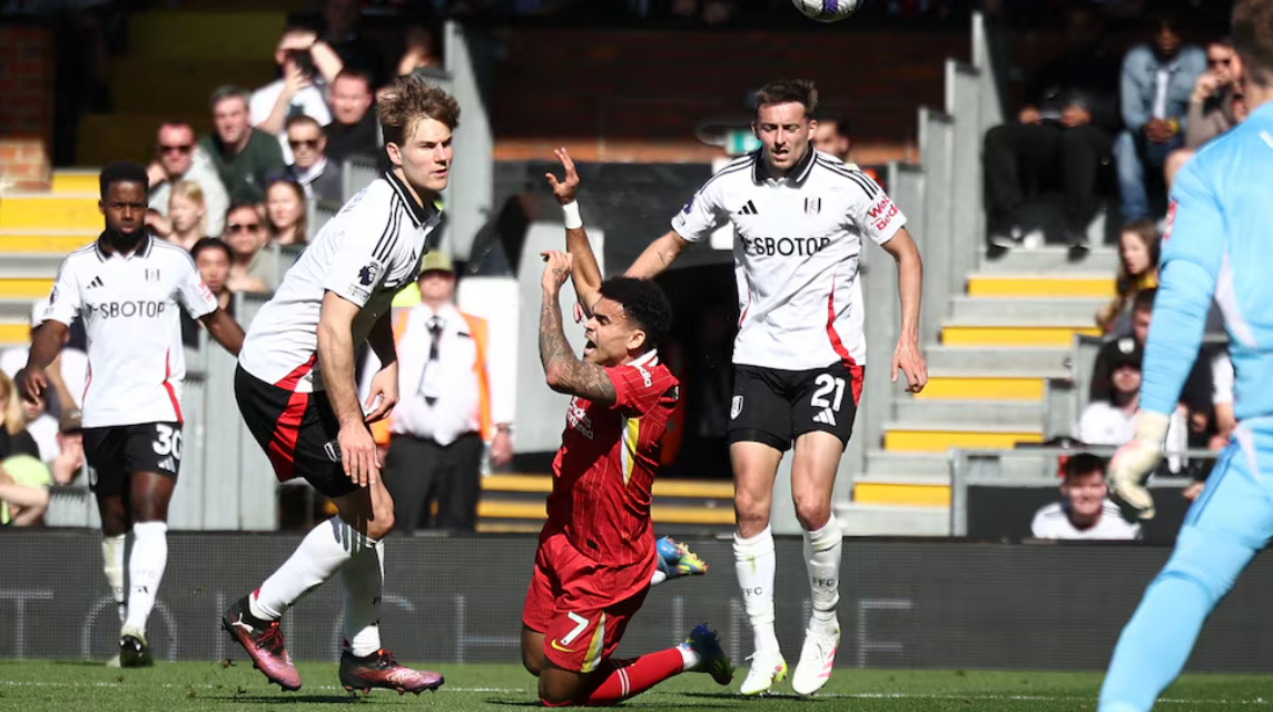 Exárbitro critica a Luis Díaz por supuesta simulación en partido ante Fulham