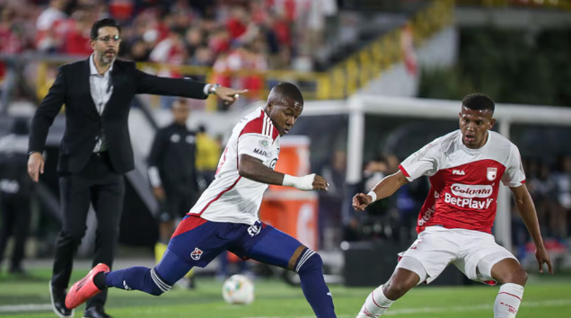 Medellín vence 2-1 a Santa Fe y agrava la crisis del equipo de Bava