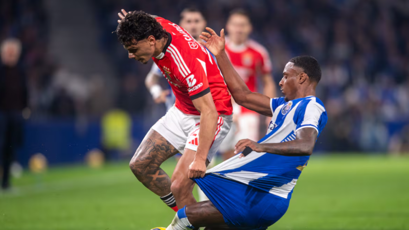 Richard Ríos sufre lesión en la derrota del Benfica ante Porto