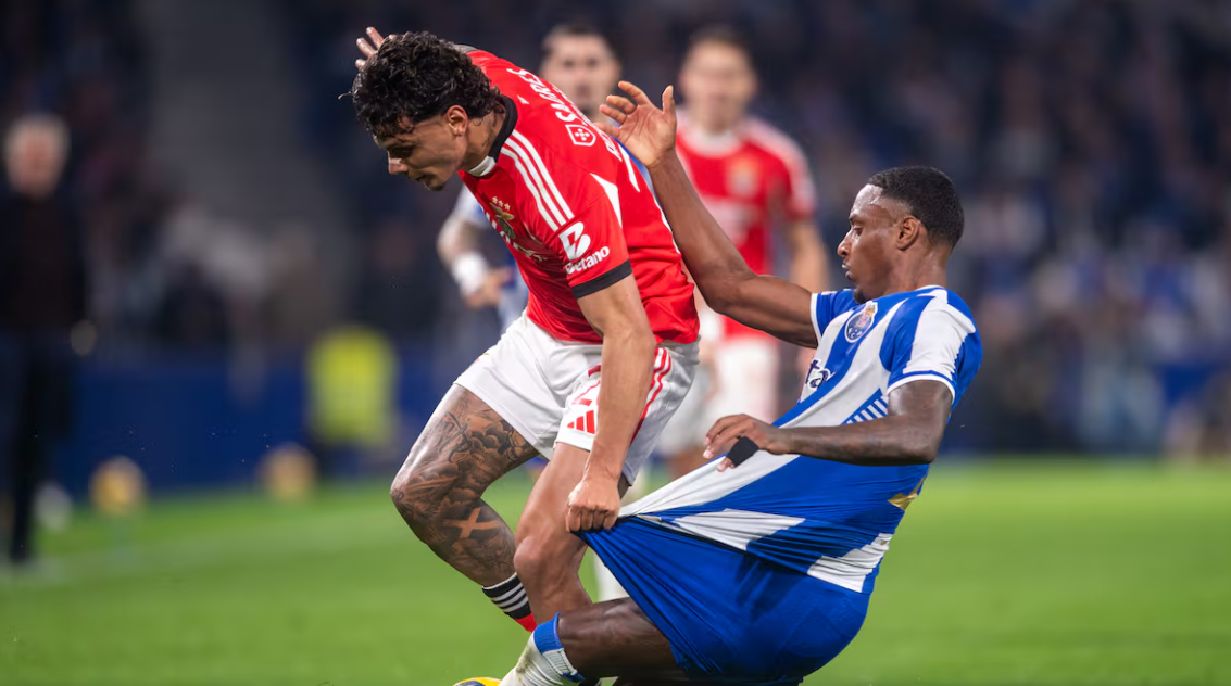 Richard Ríos sufre lesión en la derrota del Benfica ante Porto