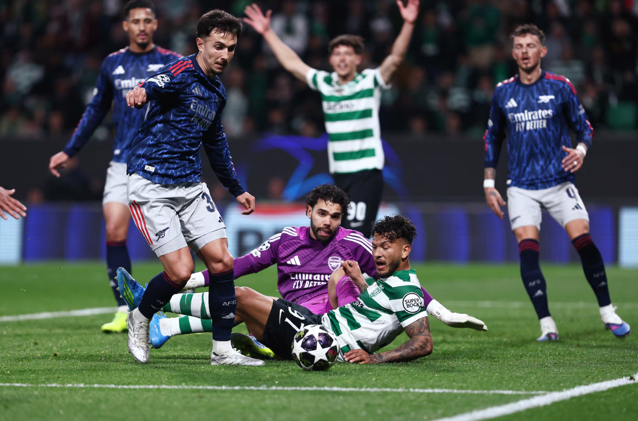 Raya frustra a Suárez y el Arsenal golpea al final en Lisboa