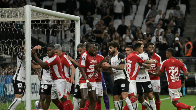 Corinthians venció a Santa Fe 2-0 en Copa Libertadores y complicó al equipo colombiano
