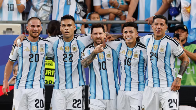 Lionel Messi marca hat-trick con Argentina ante Argelia en su sexto Mundial y hace historia