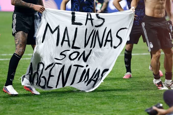 El Reino Unido pide a la FIFA investigar a Argentina por una pancarta