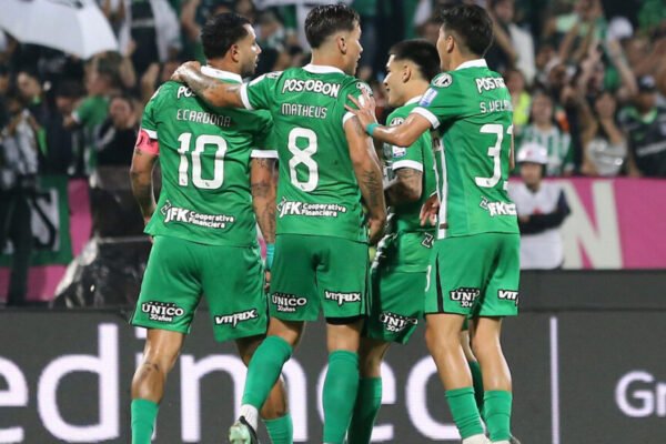 Nacional celebrando el clásico paisa